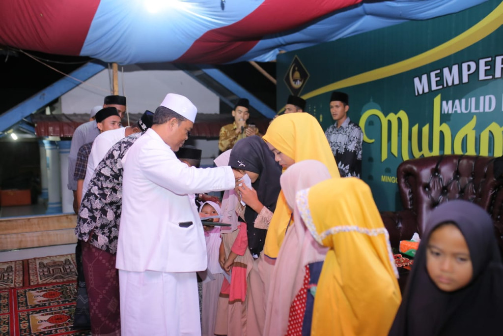 Santunan anak yatim-piatu pada saat acara Maulid Nabi Muhammad SAW di Tanjong Baro.
